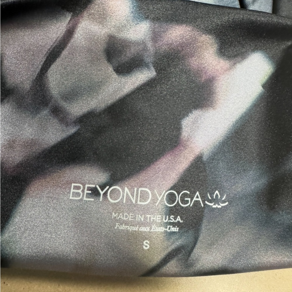 Beyond Yoga Black and Gray Leggings Set - Picture 3 of 4